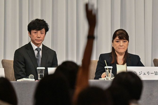 会見で記者の質問を受けるジャニーズ事務所の藤島ジュリー景子氏(右)と東山紀之氏=2023年9月7日