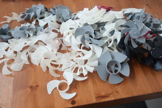 これまでに試作したファンの山。初期のモデルは職人による削り出しで1つ10万円かかったという