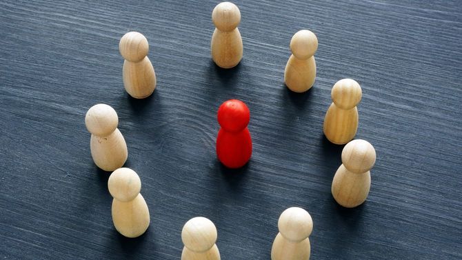 赤像から円を描くように距離をとる木像