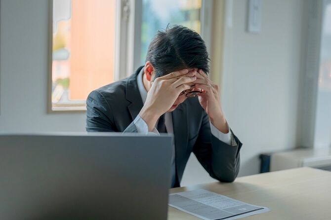 悩まされるビジネスマン