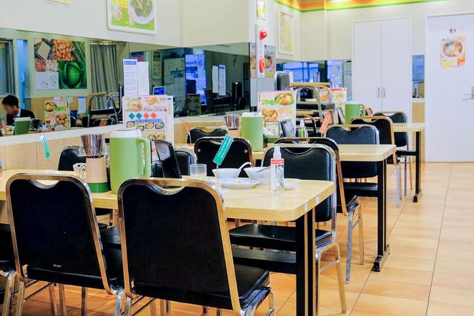 店内のあちこちに鏡が設置されているのが見える。