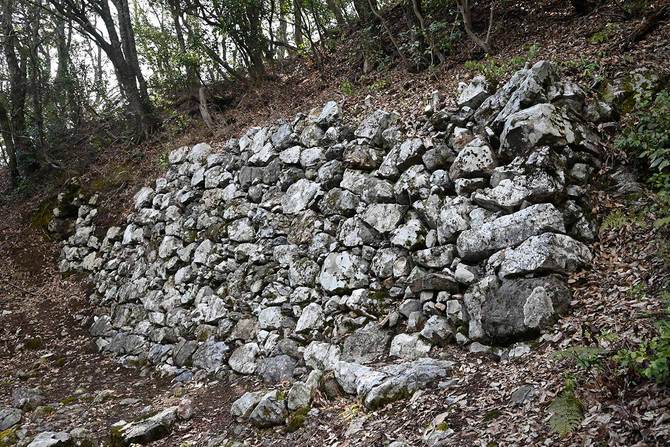 秀吉の破城を免れ、いまだ残る浅井時代の石垣。