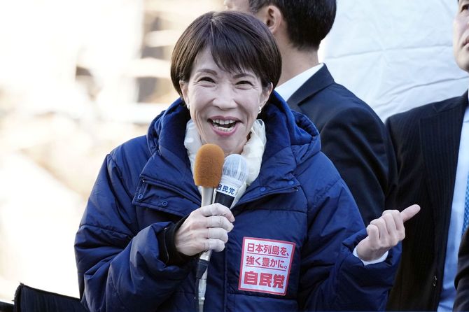 街頭演説で支持を訴える自民党総裁の高市首相＝2026年2月3日午後、埼玉県所沢市