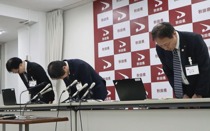 記者会見で謝罪する秋田県の高橋源悦産業労働部長（中央）ら＝2026年8月14日午後、秋田県庁