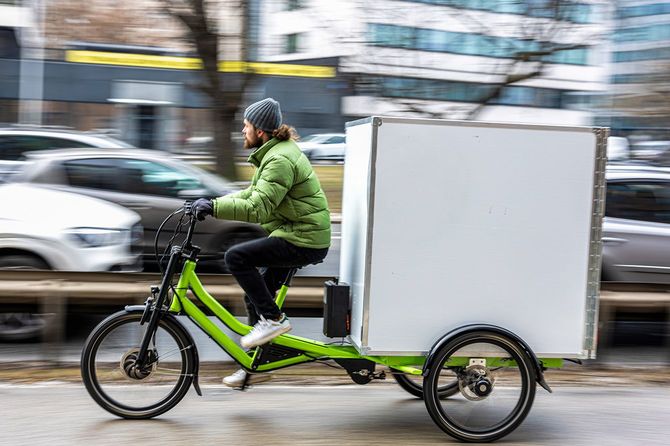 荷物を配達する自転車宅配便