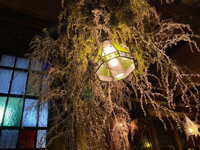 照明はハーブで飾り付けられていた。