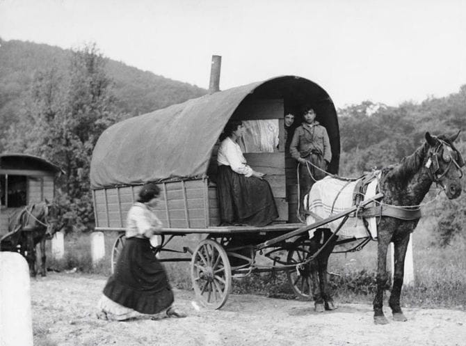 田舎道を走るキャラバンに乗ったロマの人々、1935年