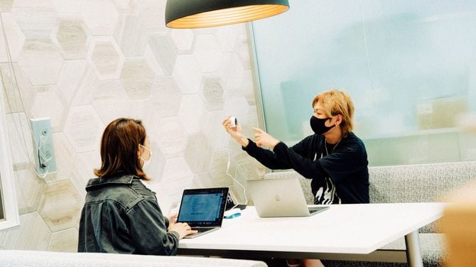 日頃、オフィスではオープンスペースで仕事をする。社内の雰囲気はフラットで経営層と社員の距離はちかい