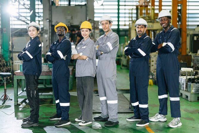 重工業工場における専門職労働者の成功チームの団結 チームワーク