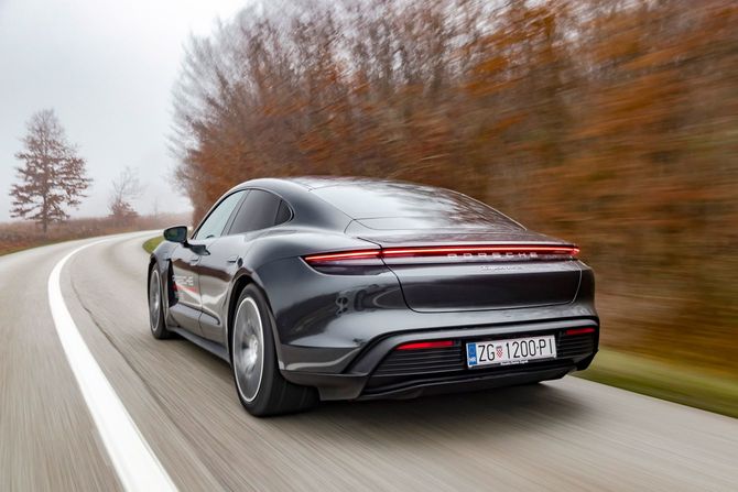 走行中のポルシェ・タイカン