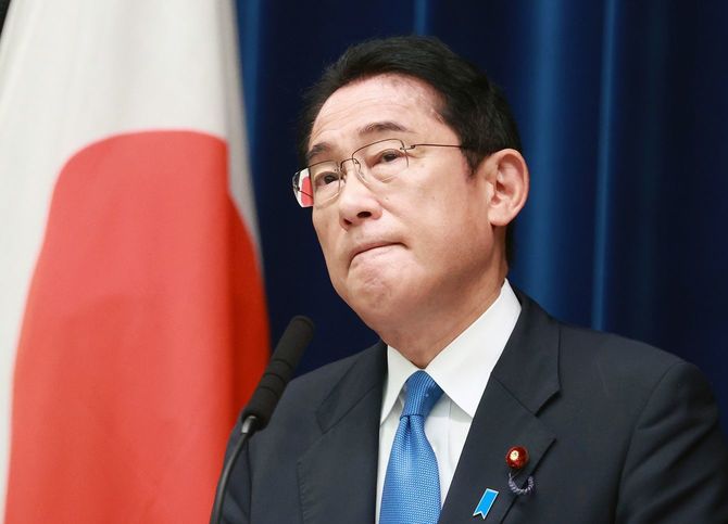 首相官邸での記者会見で厳しい表情を見せる岸田文雄首相=2022年8月31日