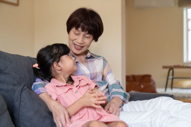 孫娘と話す祖母