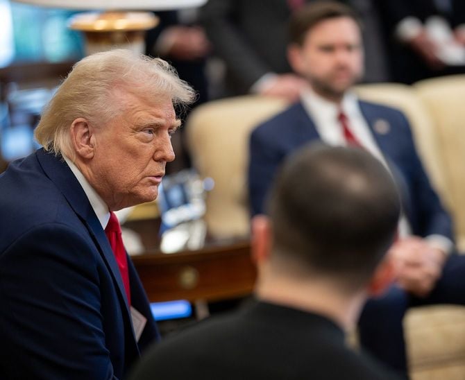 2025年2月28日、ホワイトハウスでゼレンスキー大統領と会談するトランプ大統領