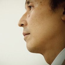 <strong>安田佳生</strong>●「ワイキューブ」代表取締役社長。1965年、大阪府生まれ。高校卒業後渡米し、オレゴン州立大学で生物学を専攻。帰国後リクルート社を経て、90年ワイキューブを設立。新卒採用コンサルティングなどの人材採用関連を主軸に中小企業向けの経営支援事業を手がけ、社員研修事業、広告企画制作事業なども好調となった2007年には売上高約46億円を計上。オフィスにワインセラーやバーを設置するなど独特の福利厚生でも知られ、就職人気企業ランキングでは有名大手企業にまじり、20位内にランクインしたこともある。『千円札は拾うな。』など、著書も多い。
