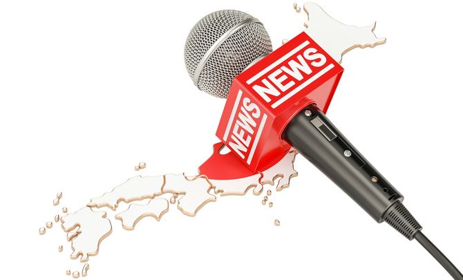 日本列島の地図の上にニュースとロゴの入った、インタビュー用のマイク
