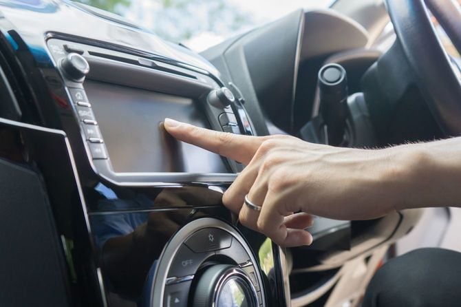 車のナビをタッチする人