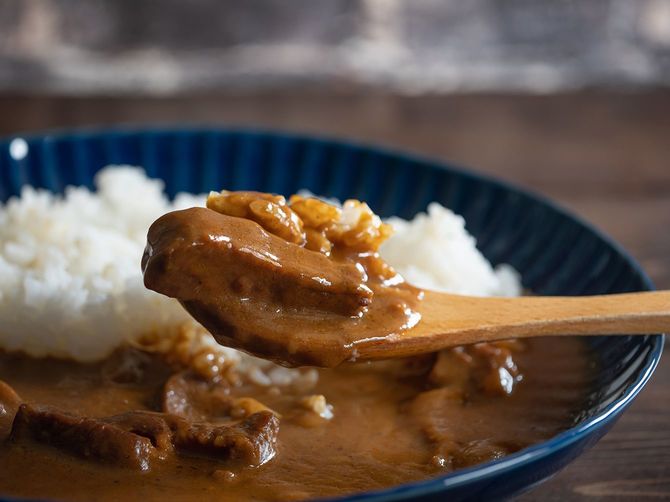 スプーンのビーフカレーライスのクローズアップ