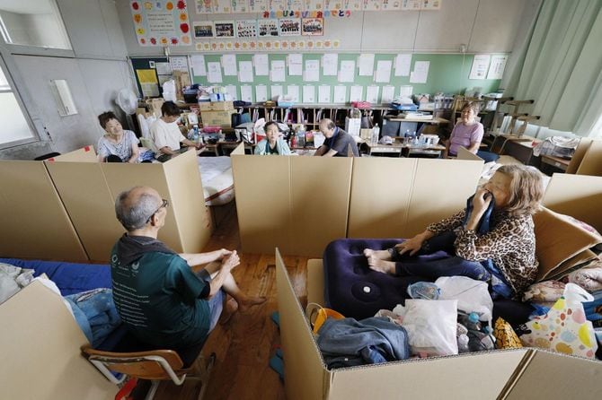 熊本県氷川町の避難所となった小学校の教室で過ごす被災者ら＝2026年8月3日午後