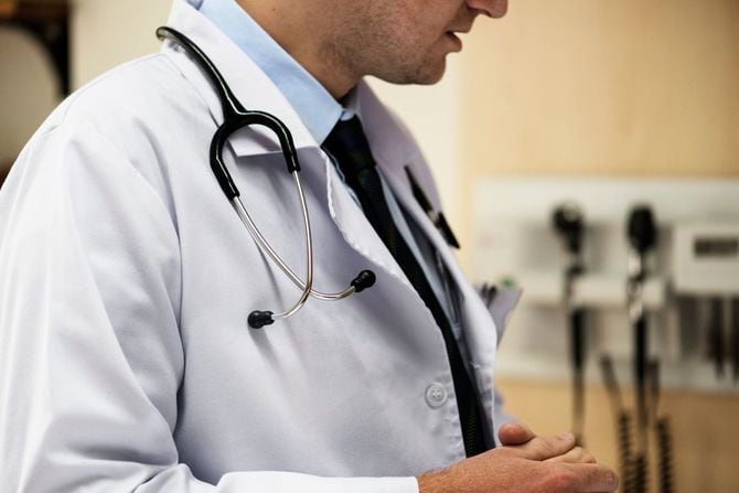 話しかけている男性医師