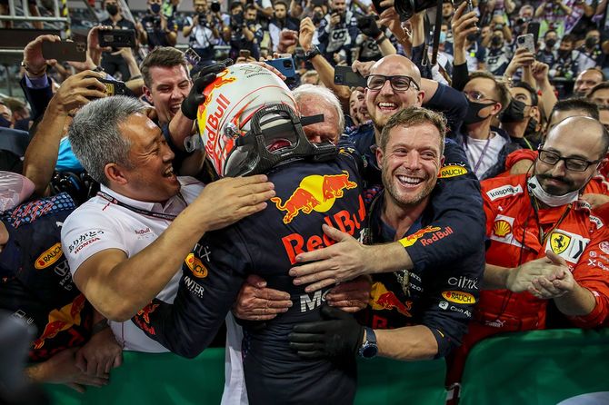 初のF1ワールドチャンピオン獲得を喜ぶホンダF1の山本雅史マネージング・ディレクター=2021年12月12日、アブダビ