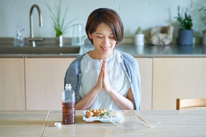 食事をする女性
