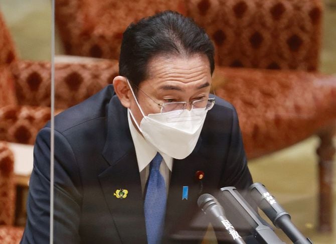 参院内閣委員会で答弁する岸田文雄首相=2022年4月28日午後、国会内