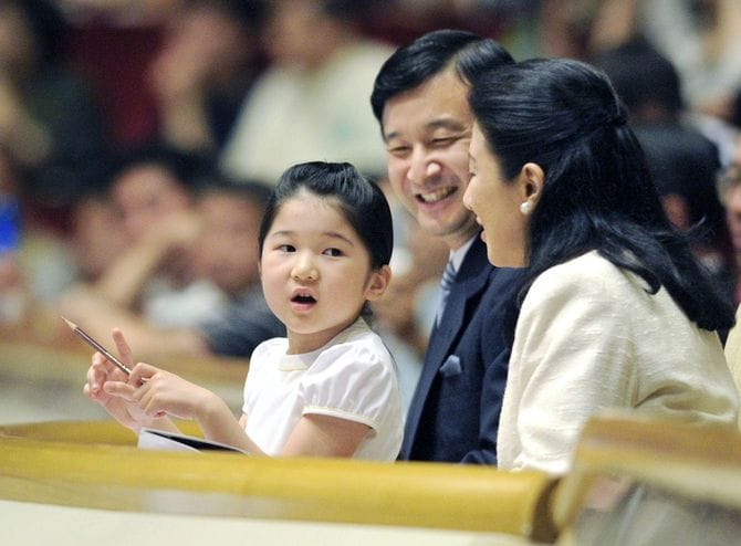 鉛筆を手に取組表に勝敗を記入し、大相撲を観戦される愛子さまと天皇、皇后両陛下＝2007年9月、東京・両国国技館