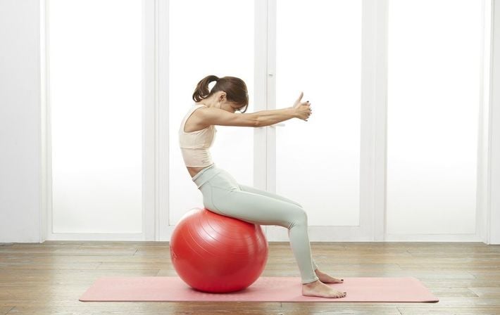 写真⑬　出典＝SAYAKA『<a href="https://www.amazon.co.jp/exec/obidos/ASIN/4833440695/presidentjp-22" target="_blank">バランスボール「美やせ」革命</a>』（プレジデント社）