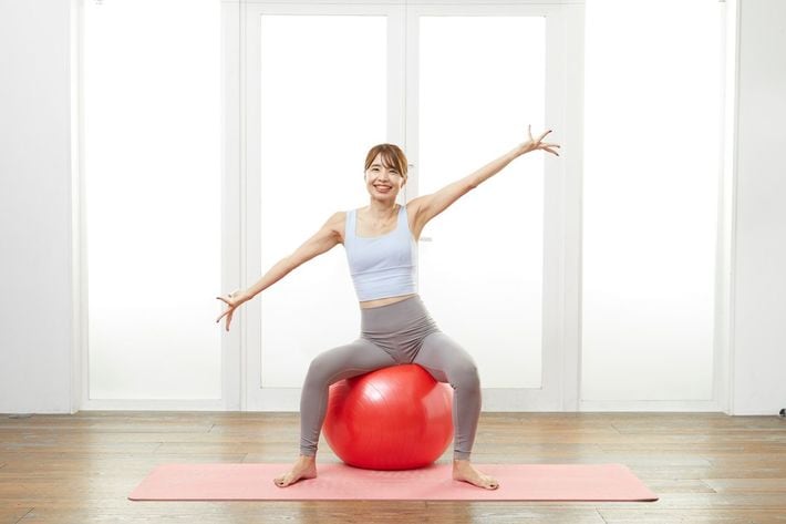 写真⑥　出典＝SAYAKA『<a href="http://www.amazon.co.jp/exec/obidos/ASIN/4833440695/presidentjp-22" target="_blank">バランスボール「美やせ」革命</a>』（プレジデント社）