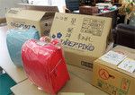 1月、徳島の児童養護施設に届けられた、文房具、お菓子、みかんの入った段ボール箱とランドセル。（PANA＝写真）