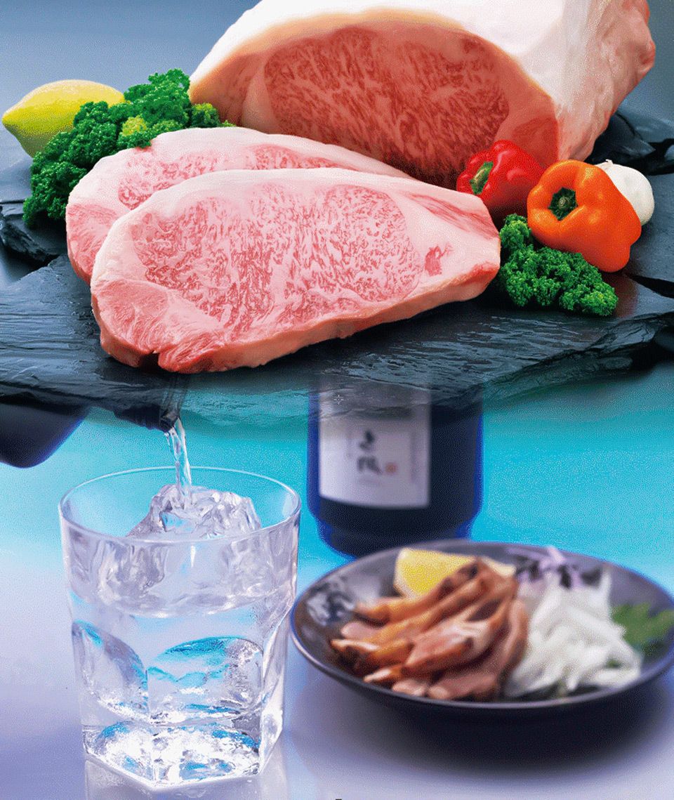 宮崎県都城市の返礼品の牛肉と焼酎（宮崎県都城市提供）※写真はイメージです。
