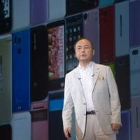 孫正義さんが所持していた世界に1つのネーム入りユニホームになります。 ソフトバンクの新ユニホームをお披露目する（左から）孫正…：孫
