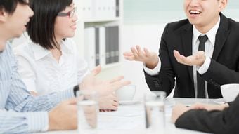 人にマウントして顰蹙買うバカを尻目に…人にマウントさせてあげて自分有利に導く"言葉の撒き餌"7つの実例