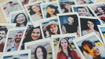 だから文系教授は｢左顔｣､理系教授は｢右顔｣の写真が多い…脳科学で判明した｢魅力的に見える顔｣の条件