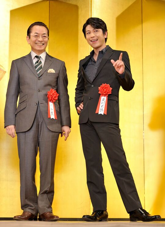 エランドール賞の授賞式に花束贈呈で登場した俳優の水谷豊さん（左）と及川光博さん