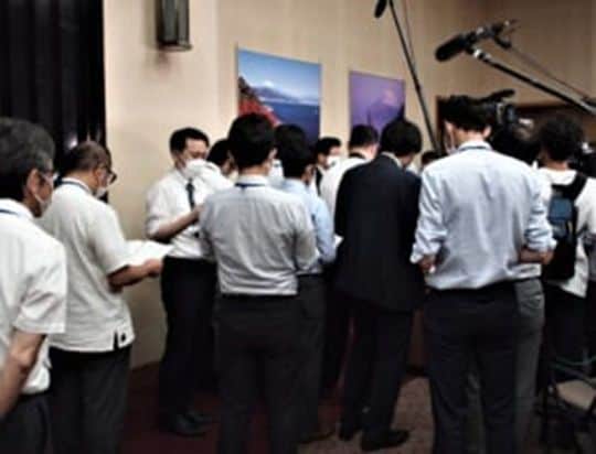 県幹部が報道陣の後ろを囲んだ2度目の川勝知事囲み取材