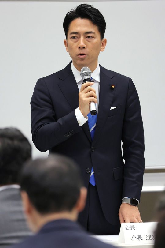 ライドシェア導入に向けた超党派の勉強会であいさつする小泉元環境相