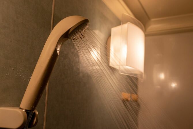 バスルームで水を出すシャワーヘッド