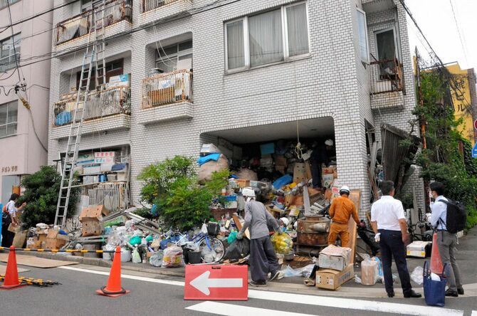 名古屋市で「ごみ屋敷」化していた建物について、名古屋地方裁判所が強制執行によるごみの撤去を行った。2018年7月3日撮影