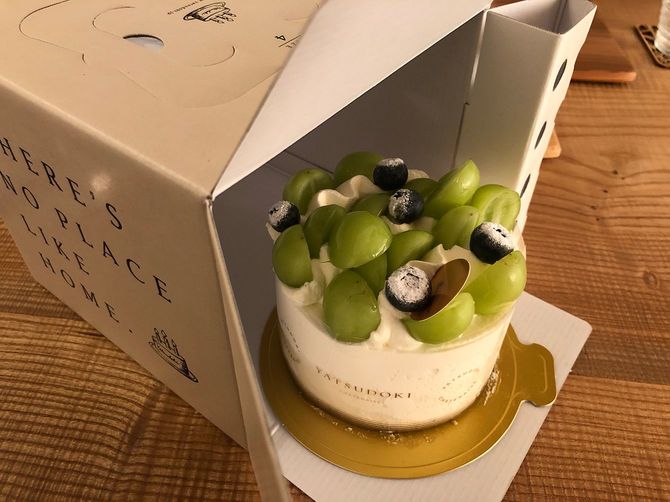 高級業態店であるYATSUDOKIのシャインマスカットをふだんに使ったホールケーキ。2600円でだいたい4人分くらいのサイズ