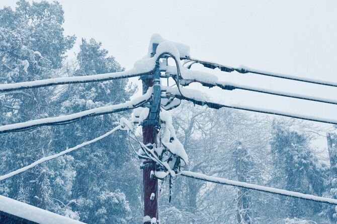 降り積もった雪に耐える電線