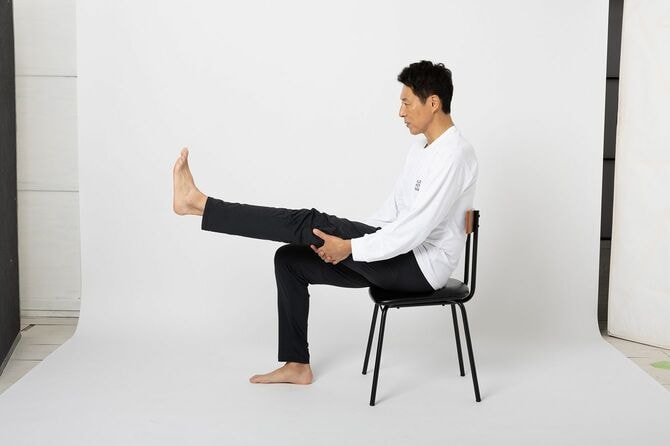 ストレッチをする松岡修造さん