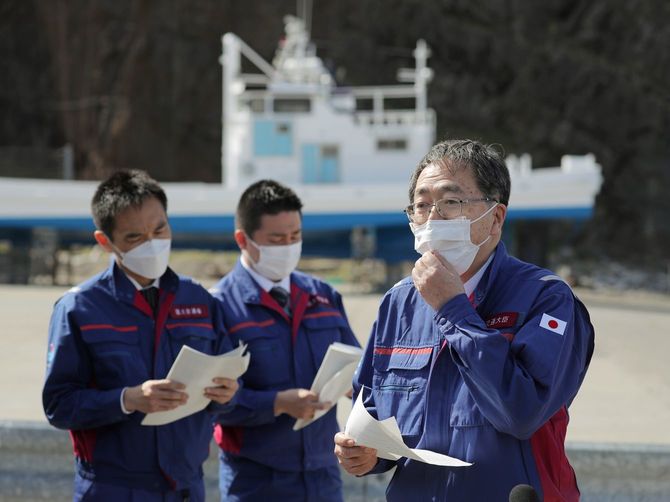 2022年4月24日、北海道斜里町のウトロ港で報道陣の取材に応じる斉藤鉄夫国土交通相