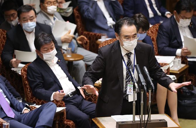 参院予算委員会で答弁する中小企業庁の前田泰宏長官（右）。後方左上は梶山弘志経済産業相＝2020年6月11日、国会内