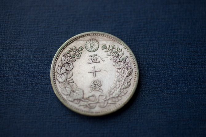 千代は、ドラマで黒崎大三郎(遠藤憲一)として登場する名編集長「滝田樗陰のおいて行く五十銭銀貨を貰うのが目的で、店に出ていた」と回想している