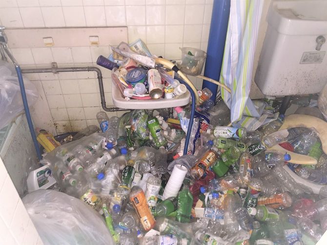 あるゴミ屋敷の風呂場の様子。