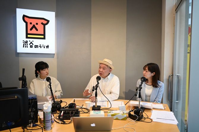 「やさしいラジオpresented by みずほ銀行」に出演した鈴木おさむさん（中央）