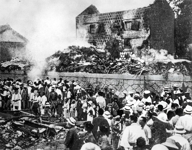 1918年8月頃、日本の岡山県で起きた米騒動の際、民衆の襲撃により岡山精米ビルが焼失した