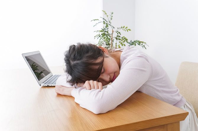 眠っている女性