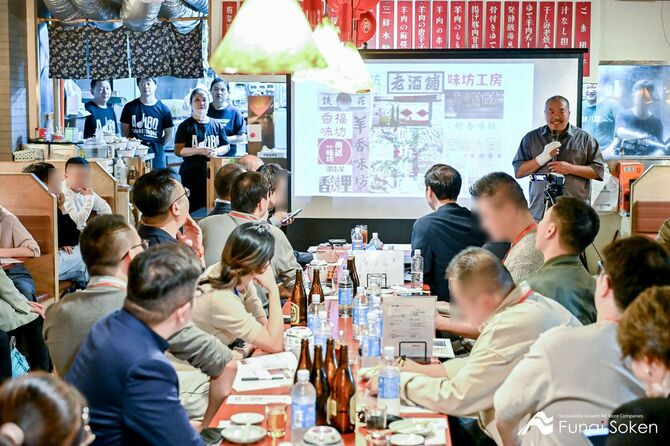 約80人もの若手経営者が参加した日本視察ツアーの後半、東京秋葉原のガチ中華店「香福味坊」で行われた、同店オーナーの粱宝璋氏によるレクチャーと懇親会(2024年11月、以下同)